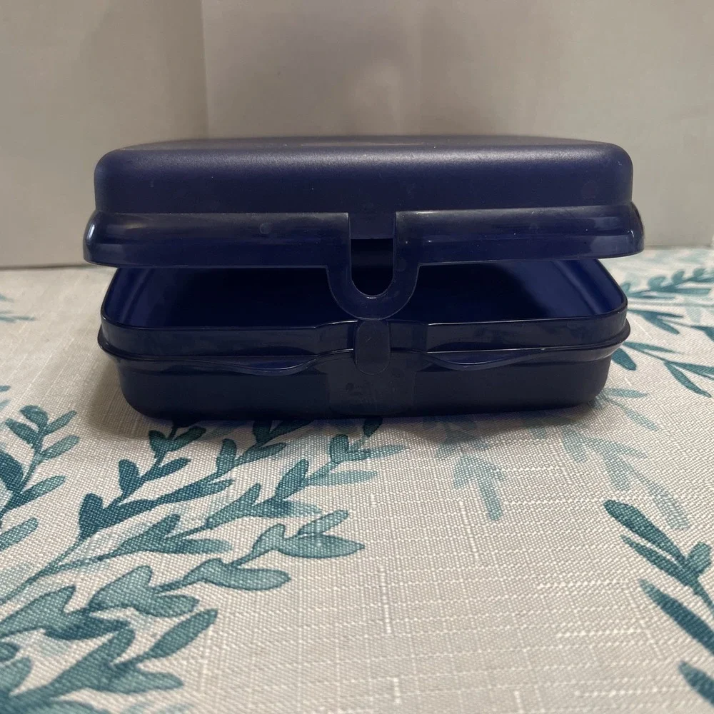 Tupperware Sandwich Keeper Used‎ Clamshell Design Blue #8203A-4 Made In Mexico